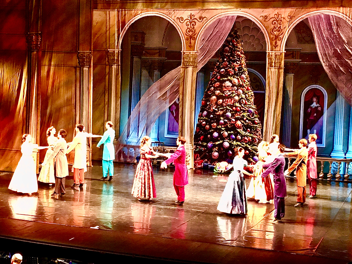 Первое действие балета "Щелкунчик". Праздничный вечер в доме Штальбаумов