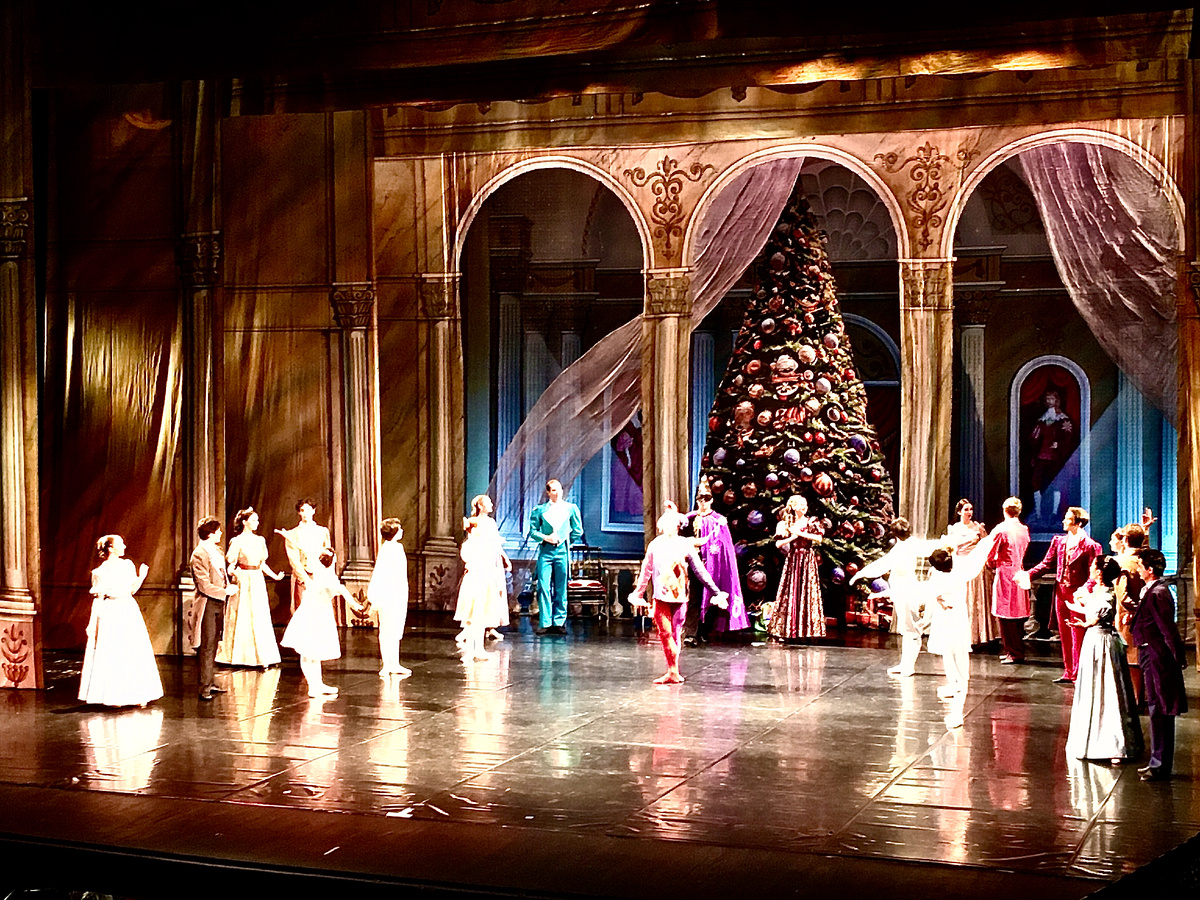 Первое действие балета "Щелкунчик". Праздничный вечер в доме Штальбаумов