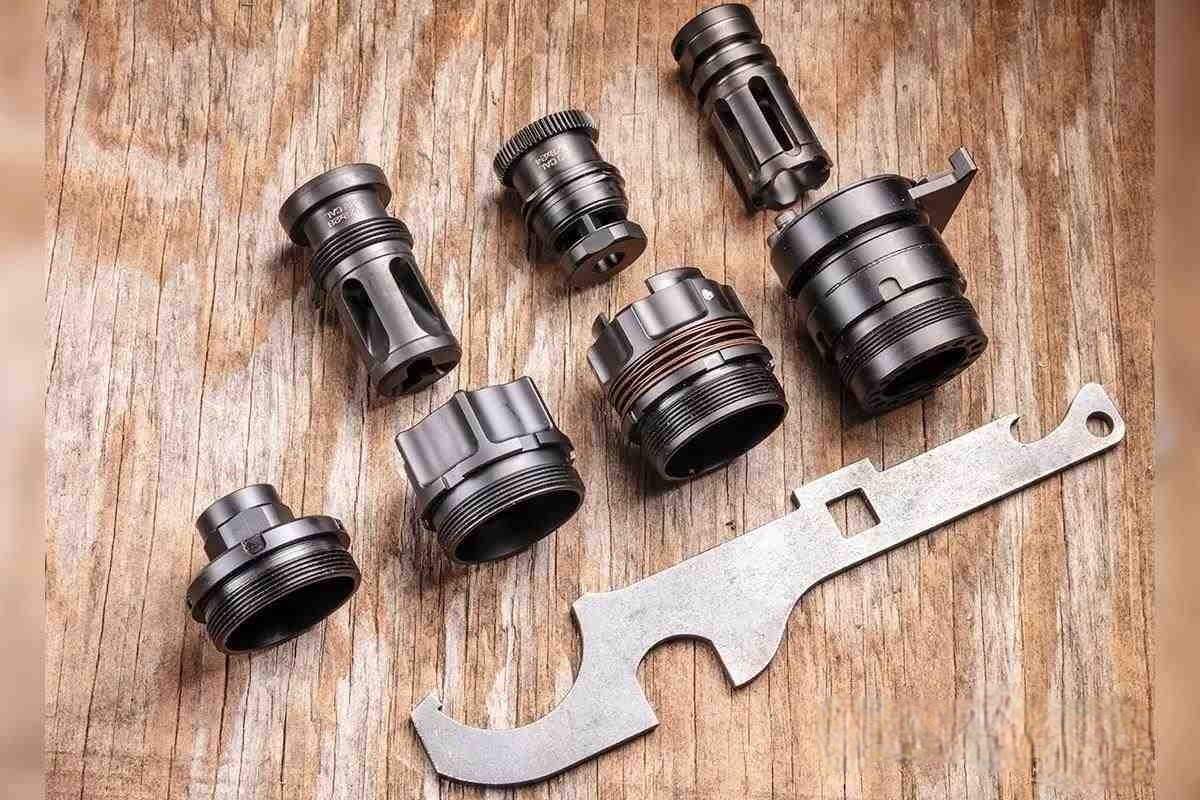 Быстросъемные крепления для винтовок и пистолетов разнообразны. Это дульные тормоза, пламегасители, компенсаторы, резьбовые адаптеры и HUB-адаптеры.