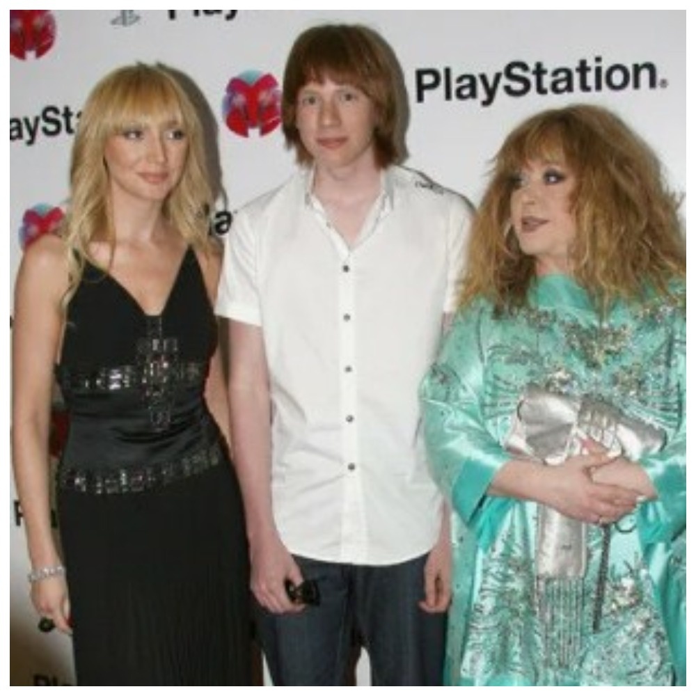 Парень, который в России был на слуху благодаря звездной маме и легендарной бабушке, вдруг оказался в Штатах обычным безвестным музыкантом