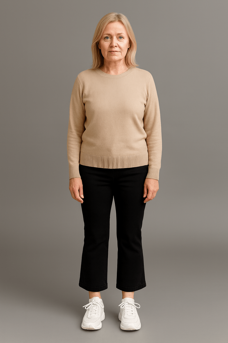 Укороченный kick flare. Расширение от колена к низу и длина 7/8 дробят вертикаль, нога кажется короче.