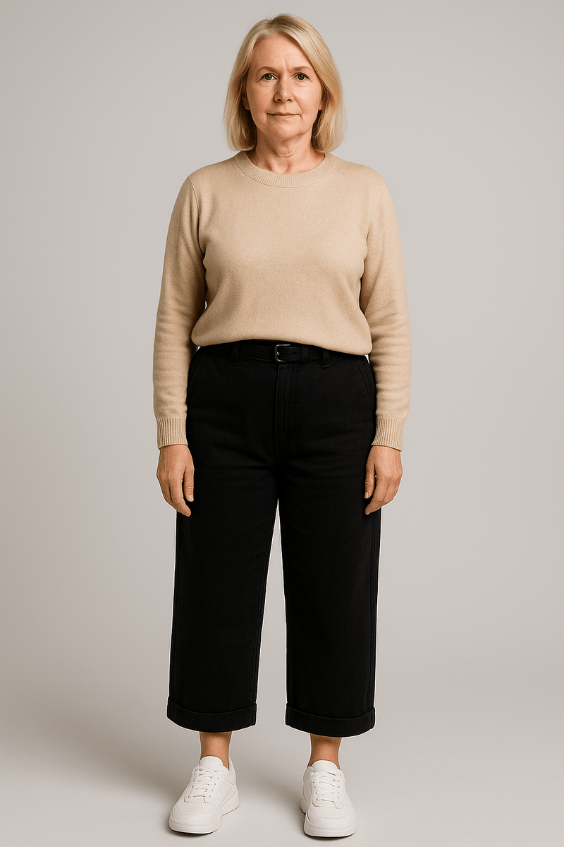 Укороченные 7/8, прямые и широкие. Срез выше щиколотки обрубает голень, плотная ткань утяжеляет низ