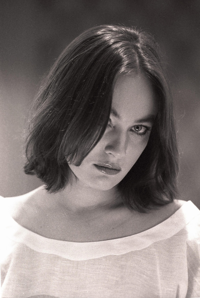 На снимках, сделанных в молодости, такой взгляд у нее... дерзкий, вызывающий. Никаких милых слащавых улыбочек не было и в помине!...