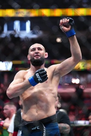    Чтобы взять чемпионский титул UFC, Хамзату Чимаеву потребовались девять боев и 1859 дней. / Фото: Zuma\TASS