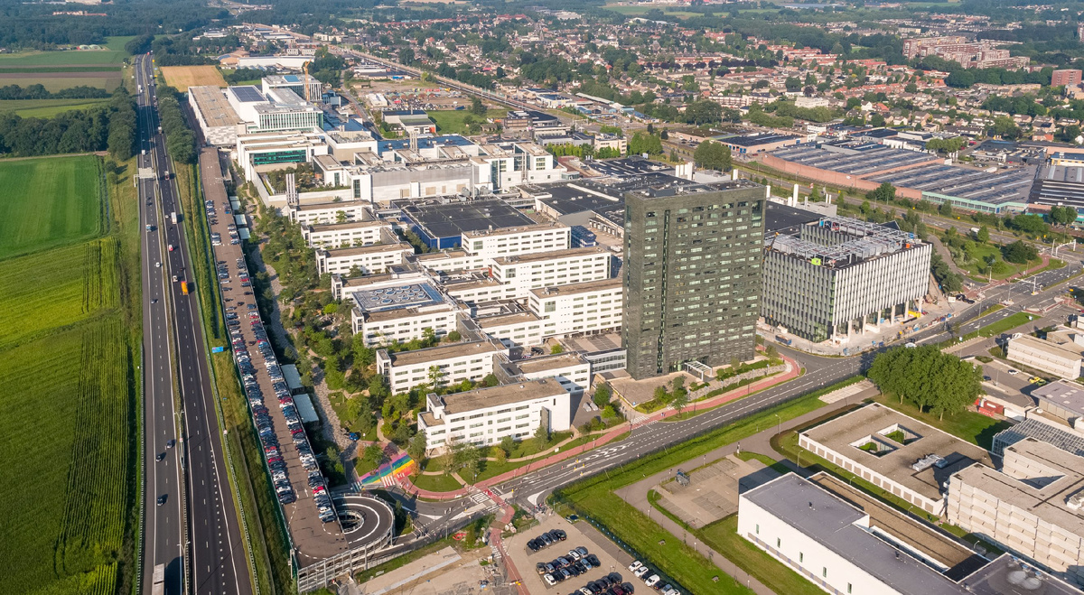 Кампус ASML с производственными цехами в г. Вельдховене, Нидерланды. Изображение: ©ASML