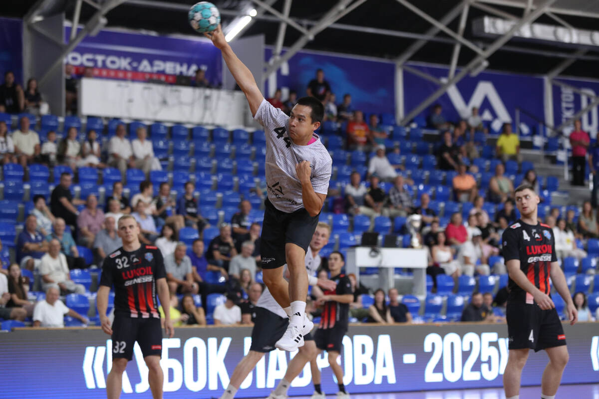    Чан Суан Вьет ускользает от астраханских защитников