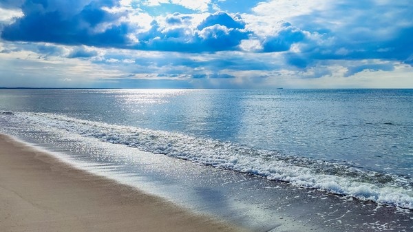 Наверное у каждого есть свой список дел, которые он всегда готов делать 
бесконечно и это неплохо, особенно если у тебя есть на это время ... С 
Воскресением Вас!   

На косе в Зеленоградске ...   

  