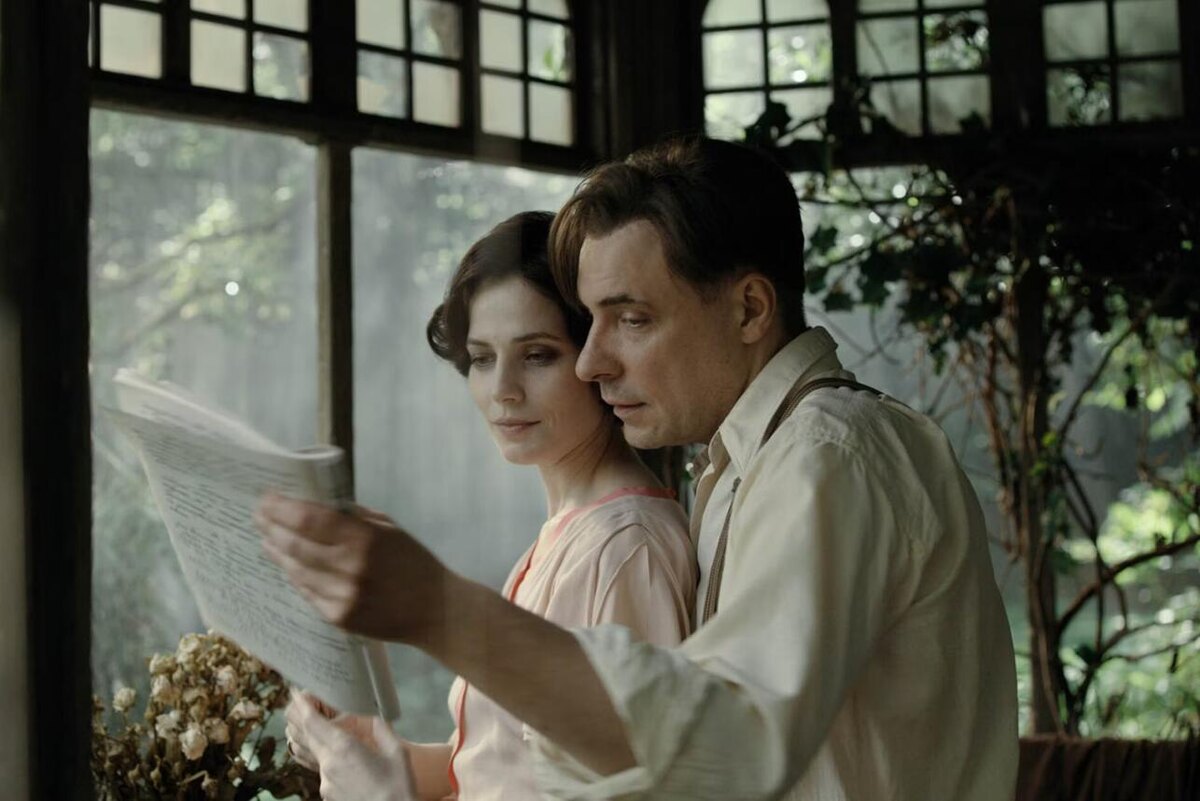    Юлия Снигирь и Евгений Цыганов в фильме «Мастер и Маргарита». кадр фильма "Мастер и Маргарита"