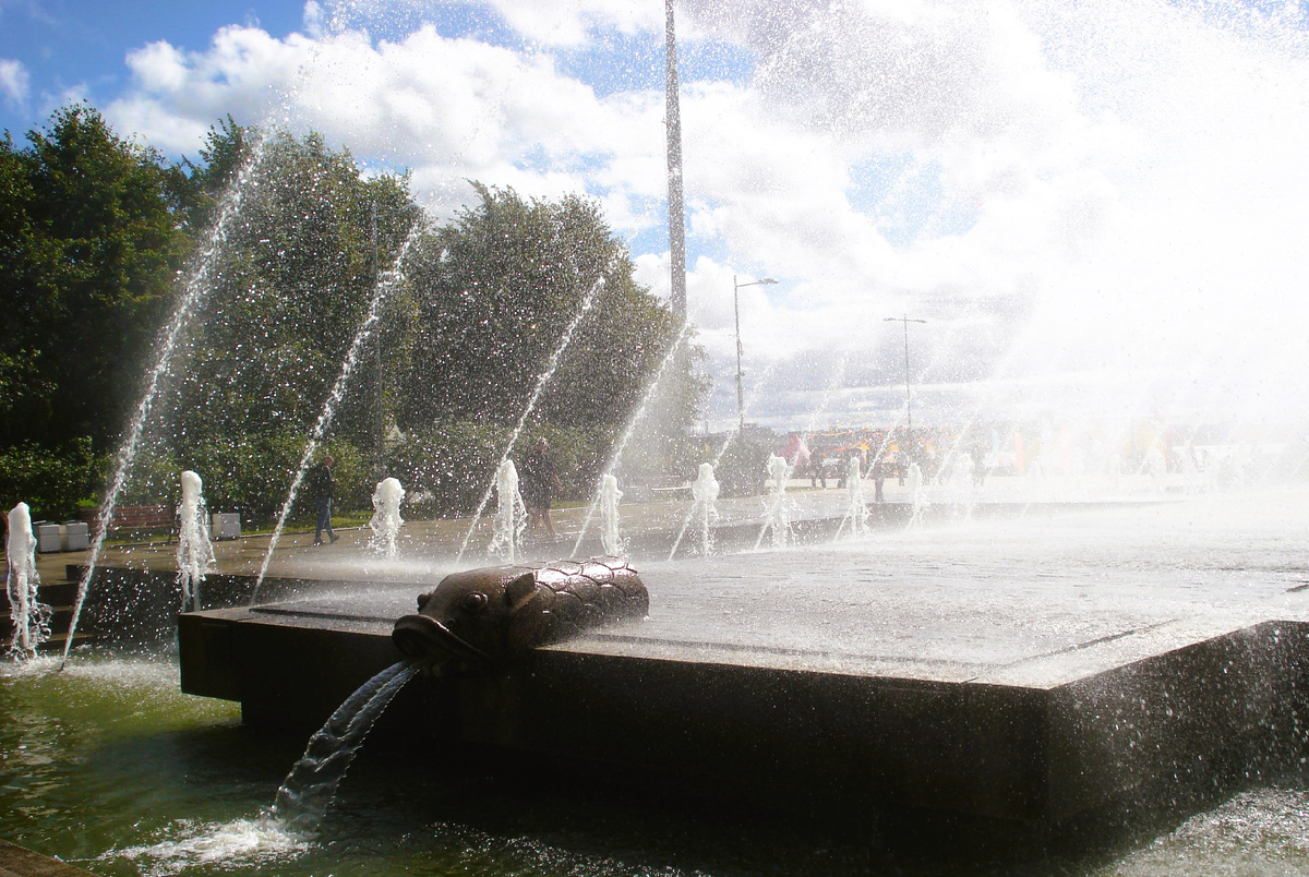 Можно сидеть практически в фонтане мне это очень нравится