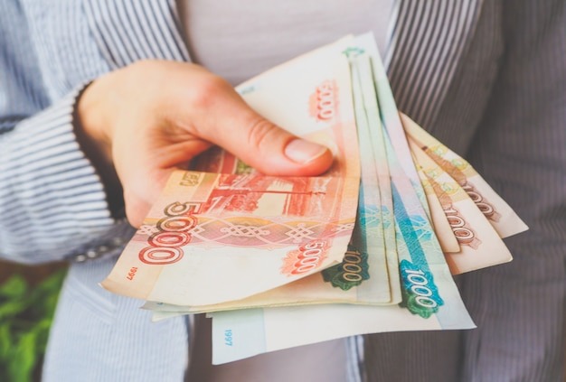 Переводы размером выше заработной планируют ограничить, но не для всех