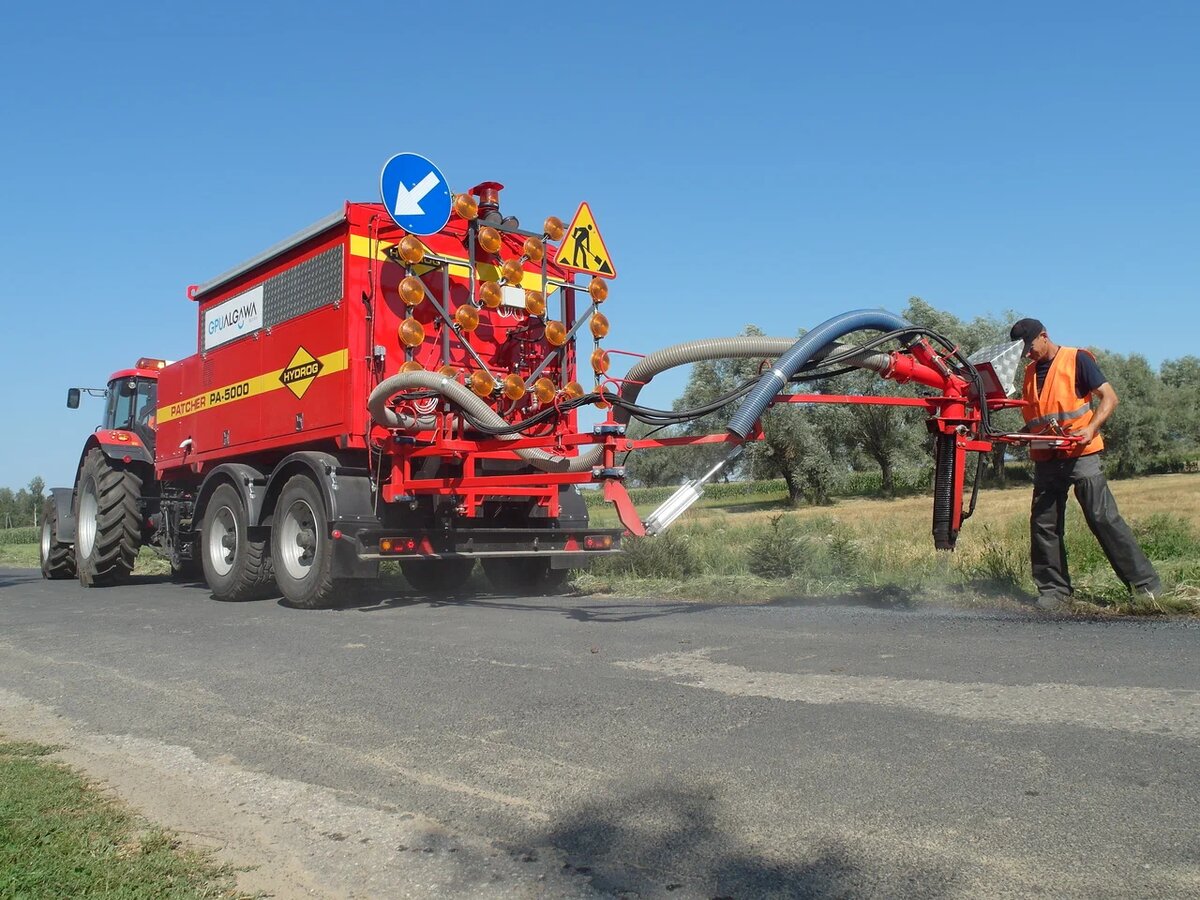 Это наиболее быстрый и экономичный способ заделки ям на дорогах.
