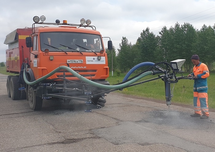 Армированный гибкий и ударопрочный гофрированный рукав для PATCHER PA-5000 обеспечивает надёжную подачу материалов, устойчив к перепадам температур, механическим нагрузкам и разработан специально для интенсивной работы на дорожных объектах. Усиление пластиковой спиралью придаёт дополнительную прочность и долговечность в условиях повышенной нагрузки.