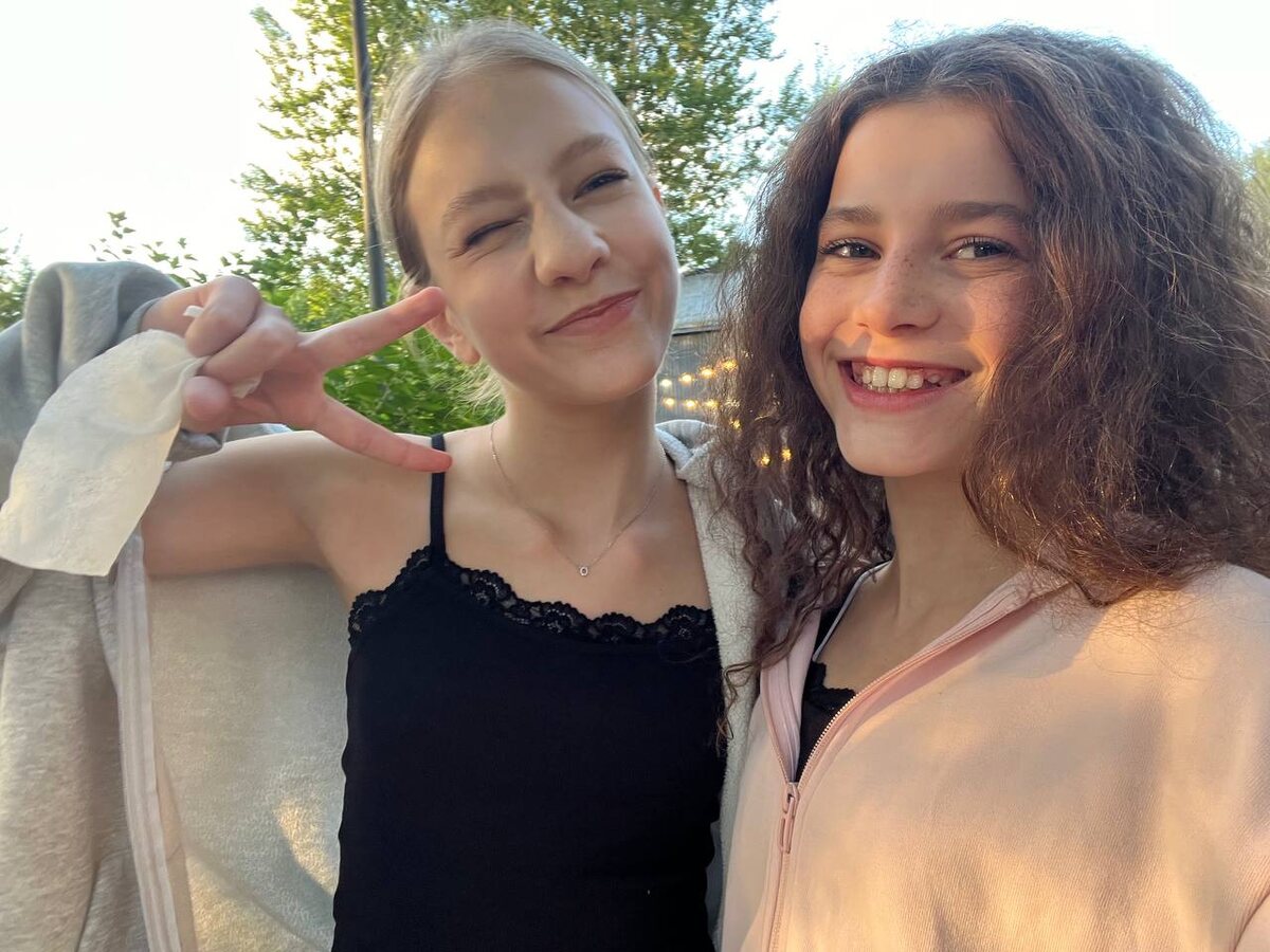 это у меня в руке влажная салфетка, которой я вытирала руки после уличного котенка