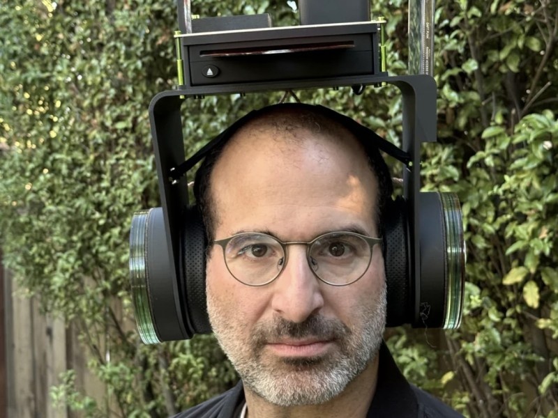    Энтузиаст сделал наушники со встроенным CD-плеером [ВИДЕО]