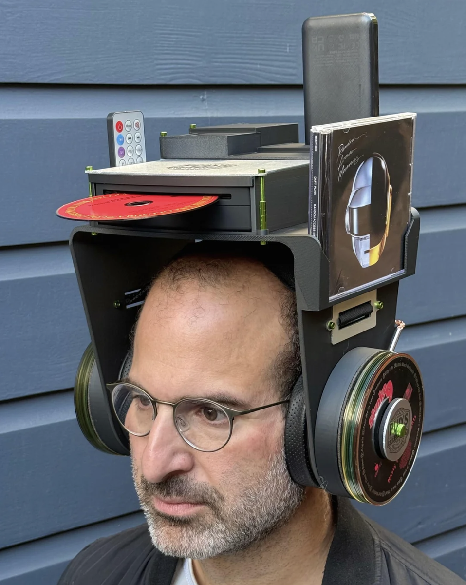    Энтузиаст сделал наушники со встроенным CD-плеером [ВИДЕО]