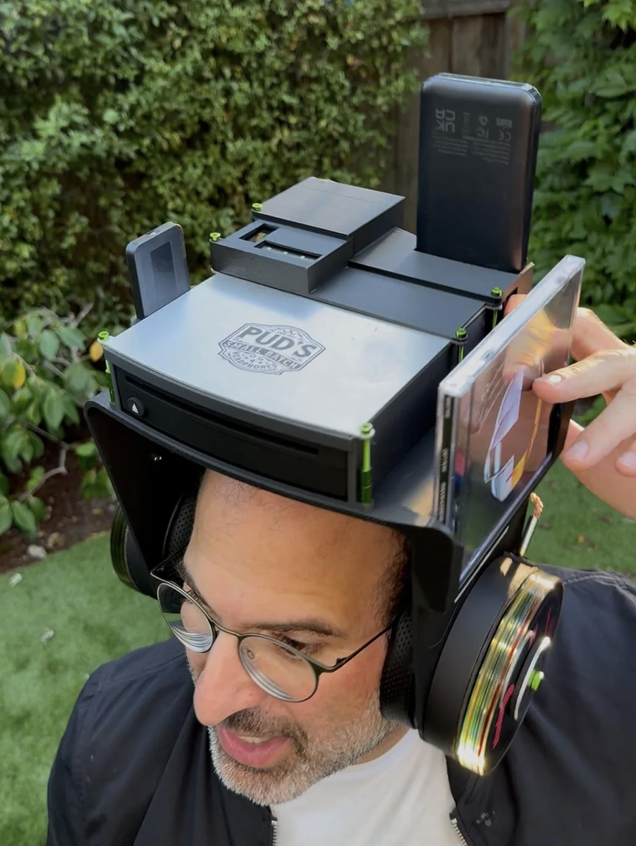    Энтузиаст сделал наушники со встроенным CD-плеером [ВИДЕО]