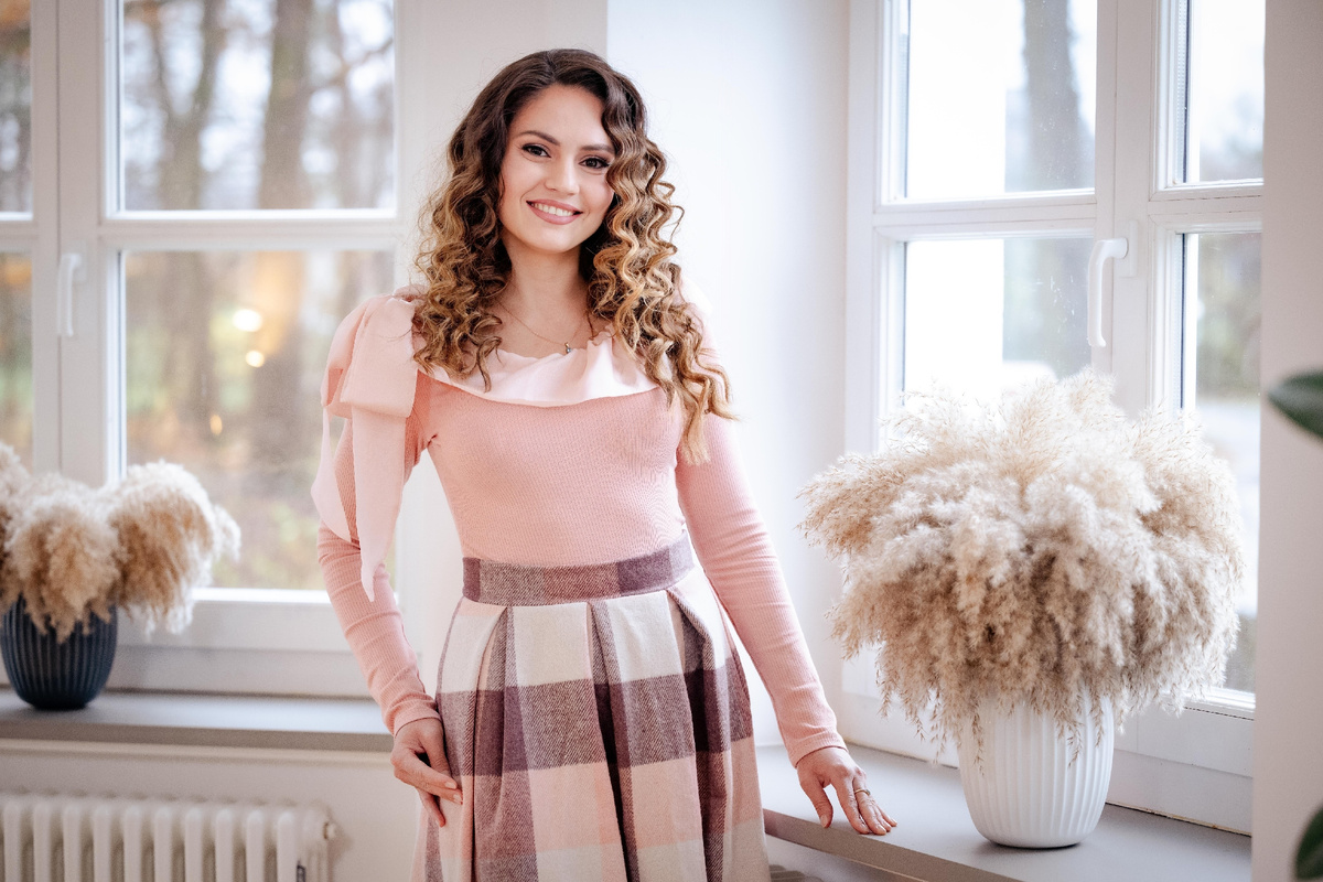 Фото с того дня не осталось, но плойку использовала, как на фото. Крутить такие кудри на мою голову больше часа, а тогда ещё и волосы были длиннее