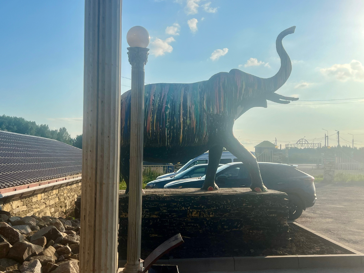 Скульптуры рядом с отелем 