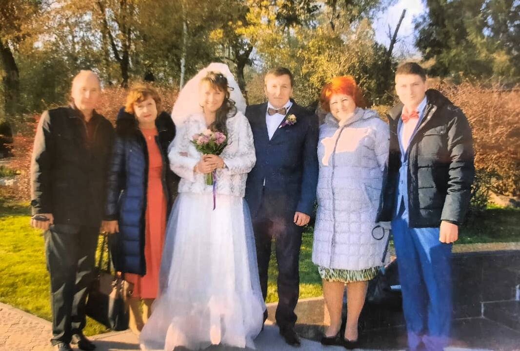 В кругу семьи отметили свадьбу - после венчания