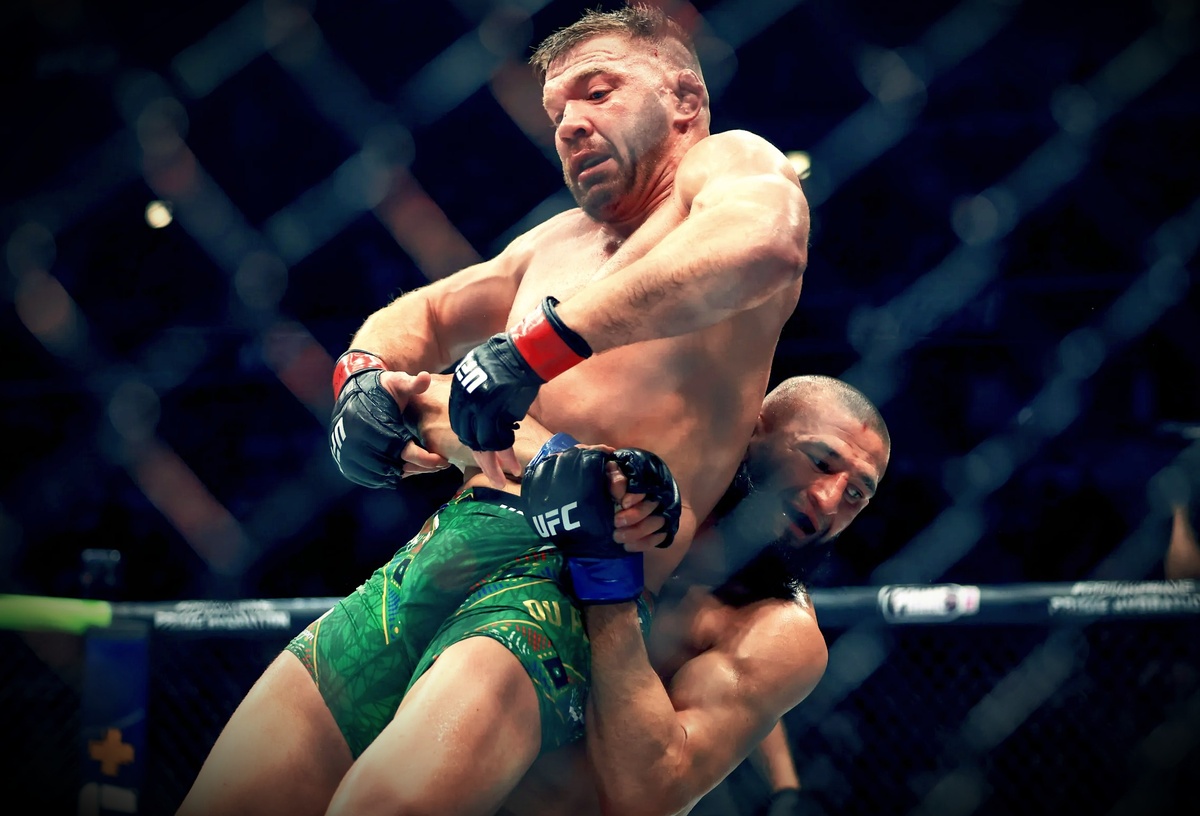 Фото с турнира UFC 319: Чимаев vs Дю Плесси