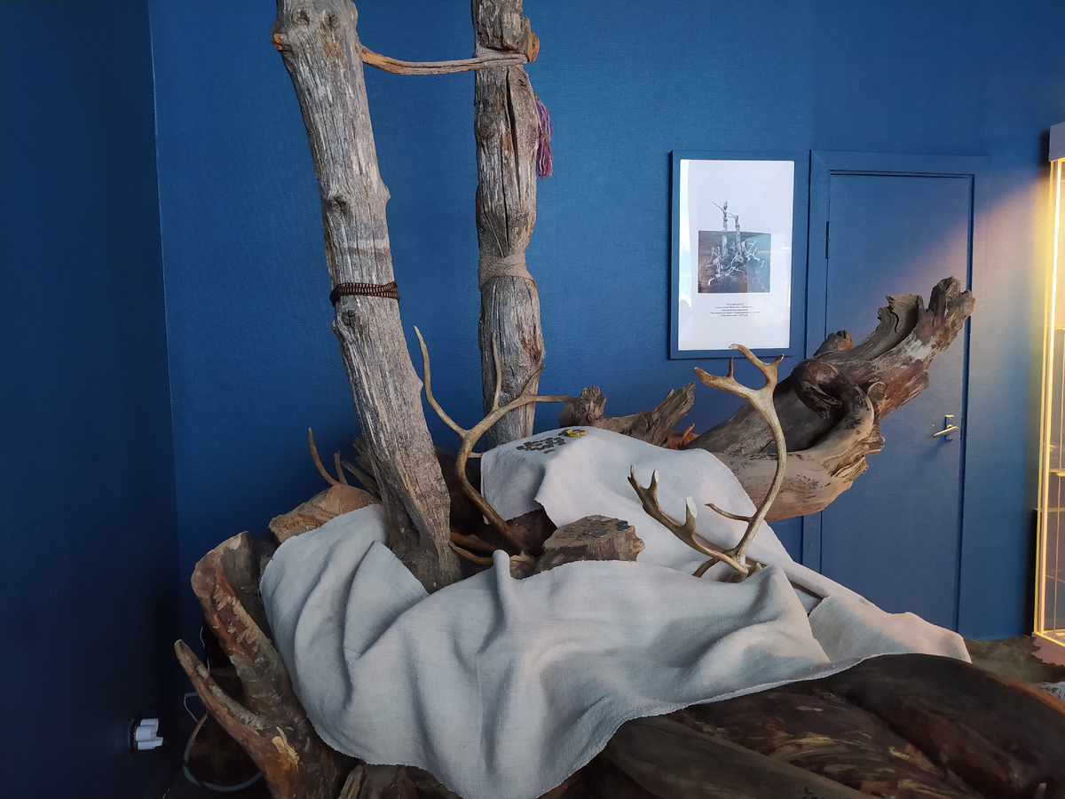 Эта инсталляция в самом первом зале музея представляем собой макет древнего капища