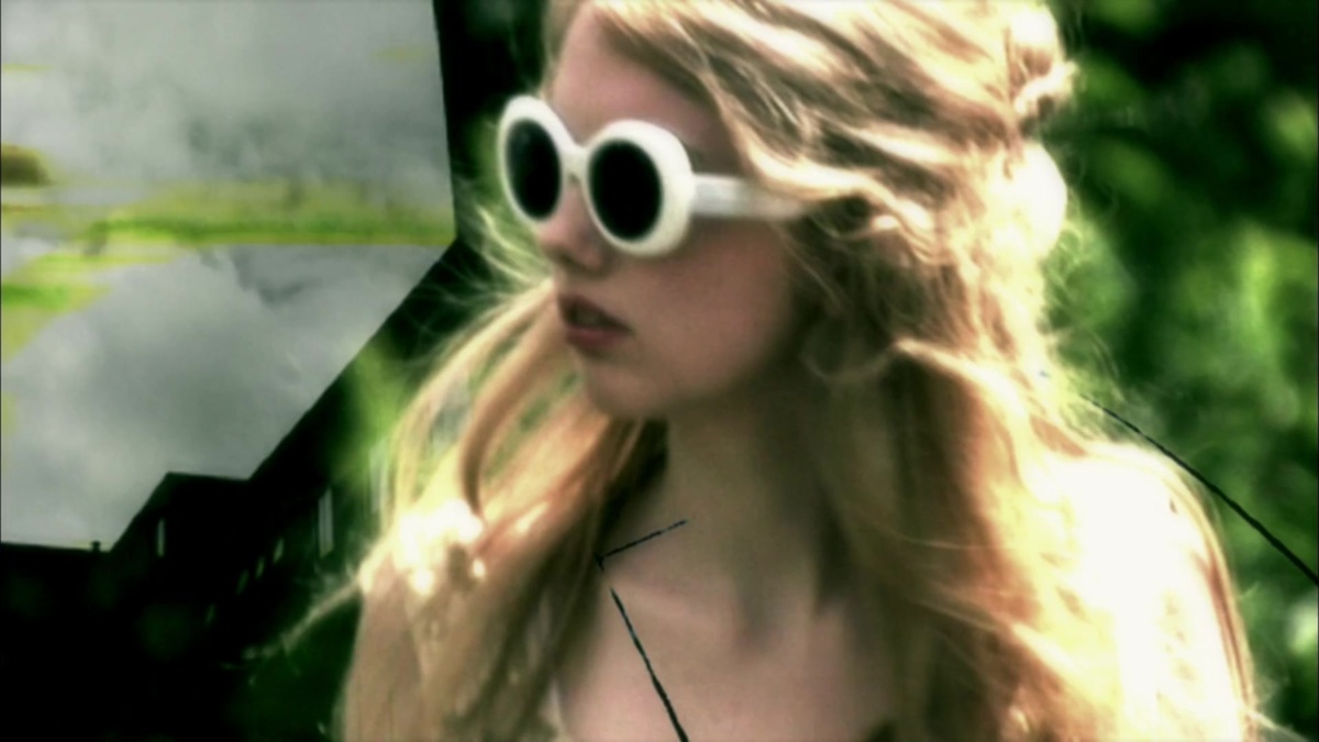 Небольшой ненужный факт обо мне: у меня волосы пышные, как у Гермионы (+ они длинные и вьются на концах). И какими я только "эликсирами" их не поливала и не мазюкала за много лет, гладкость они от этого не приобрели. Хз, почему, но именно благодаря Кэсси я стала меньше триггериться по этому поводу и стала принимать их такими, какие они есть...