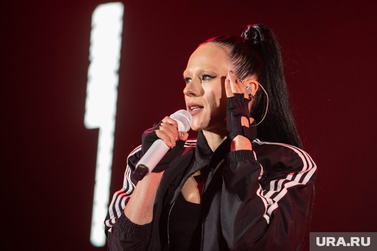    Екатерина Иванчикова — белорусская певица, вокалистка и автор песен поп-рок-группы IOWA