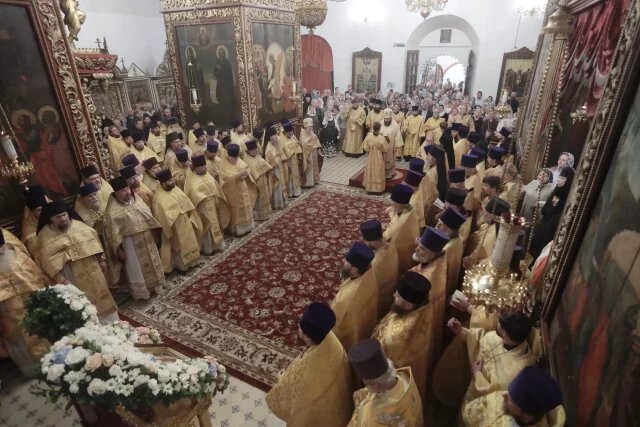    О чем молиться святителю Тихону, чьи мощи привезли в Казанский собор?