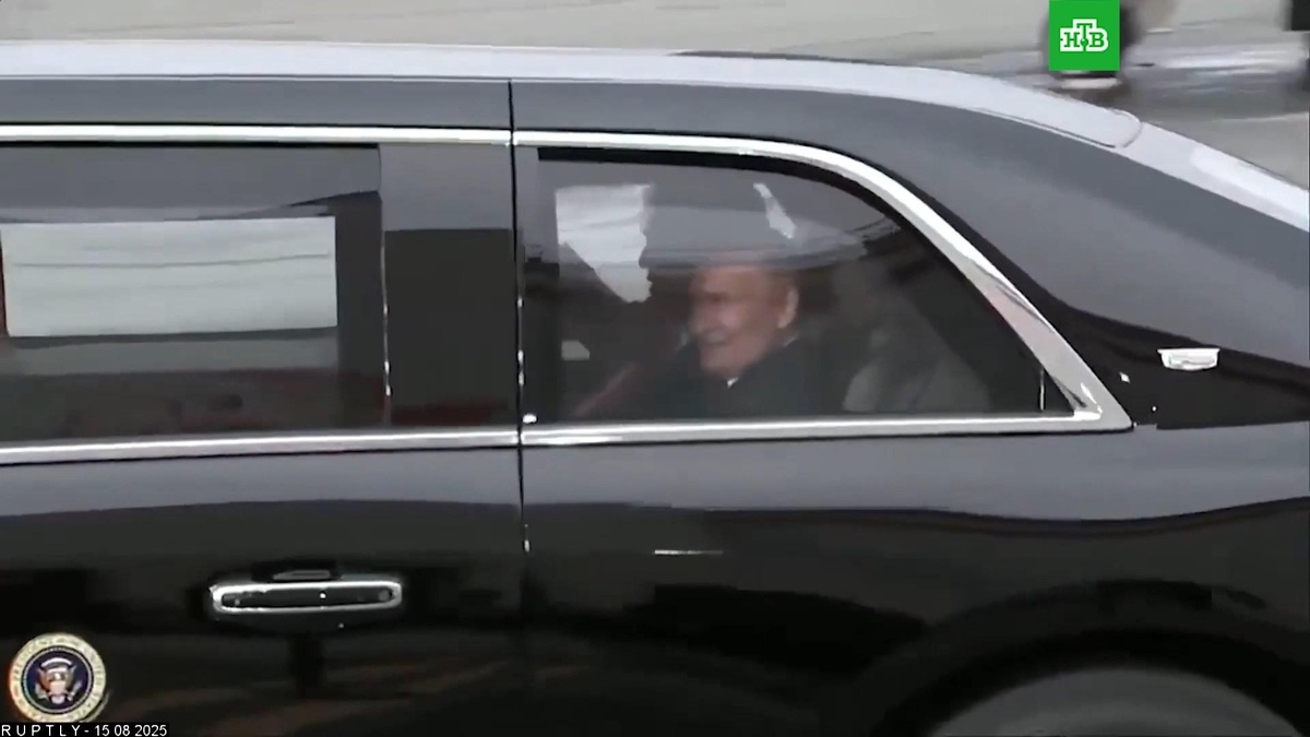    Путин и Трамп вместе уехали на лимузине к месту переговоров