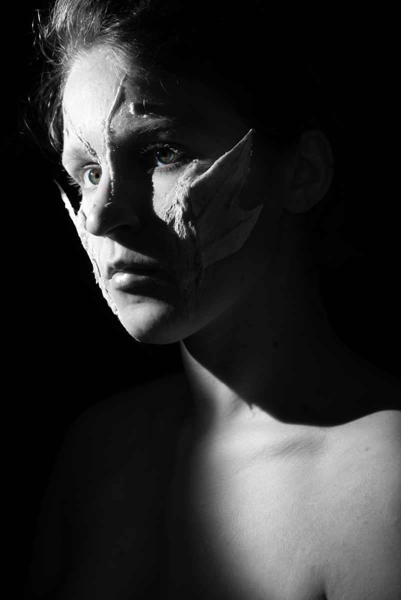 Фото с жëстким рисующим светом. Тени чëткие. 