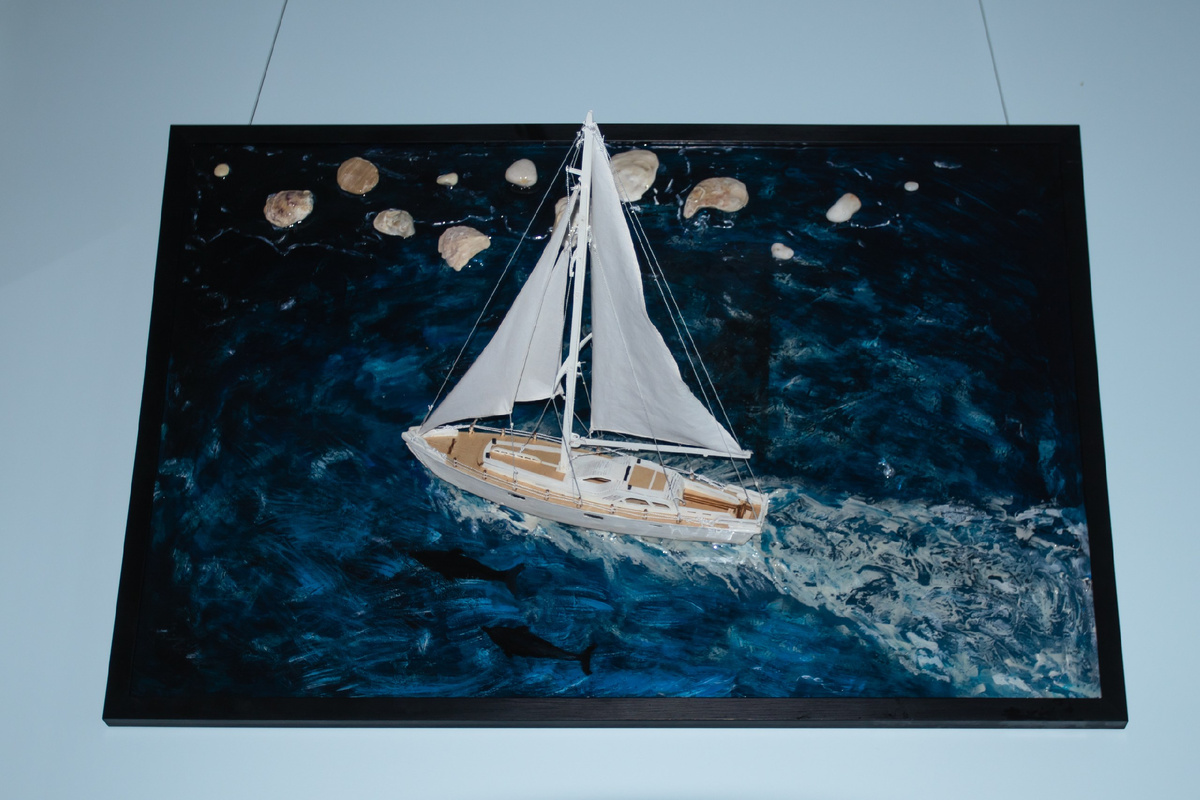 Навстречу ветру - Сергей Поддубный, Симферополь. Материалы: холст, акрил, ракушки, камни, текстурная паста, эпоксидная смола, дерево, ткань.