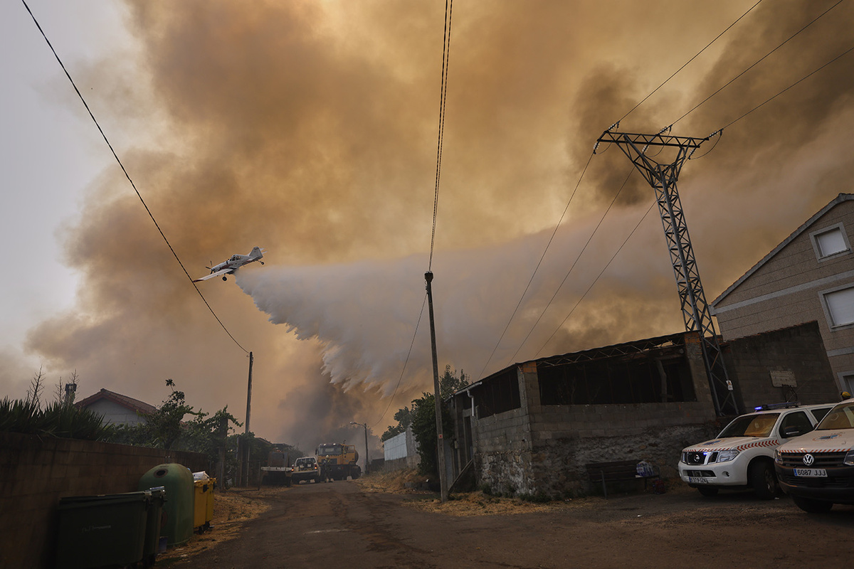   Пожарный самолет сбрасывает воду на лесной пожар на северо-западе Испании 
Lalo R. Villar / AP