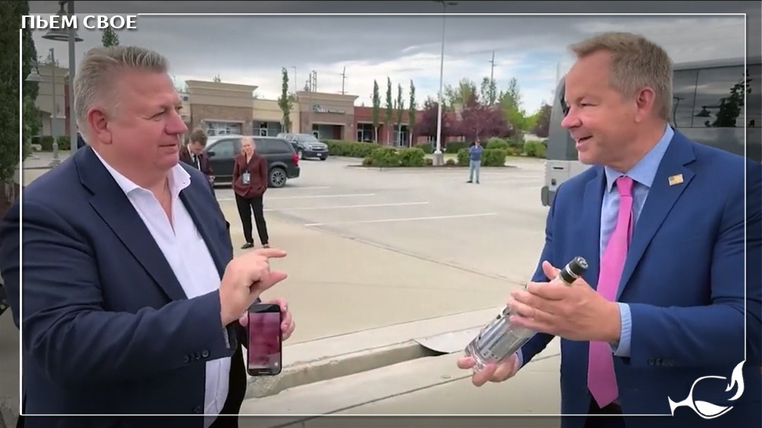 Американец (справа), видимо, предлагает сразу же распить подарок. Наш, как видите, не против