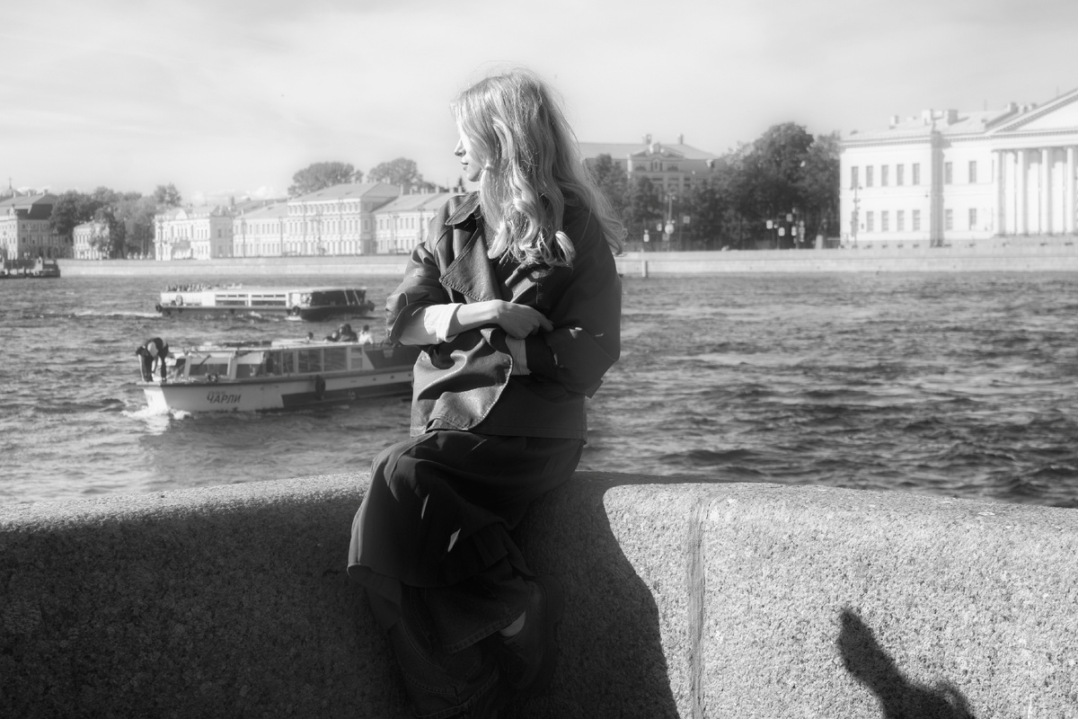 Незнакомка на набережной. "...дыша духами и туманами..."