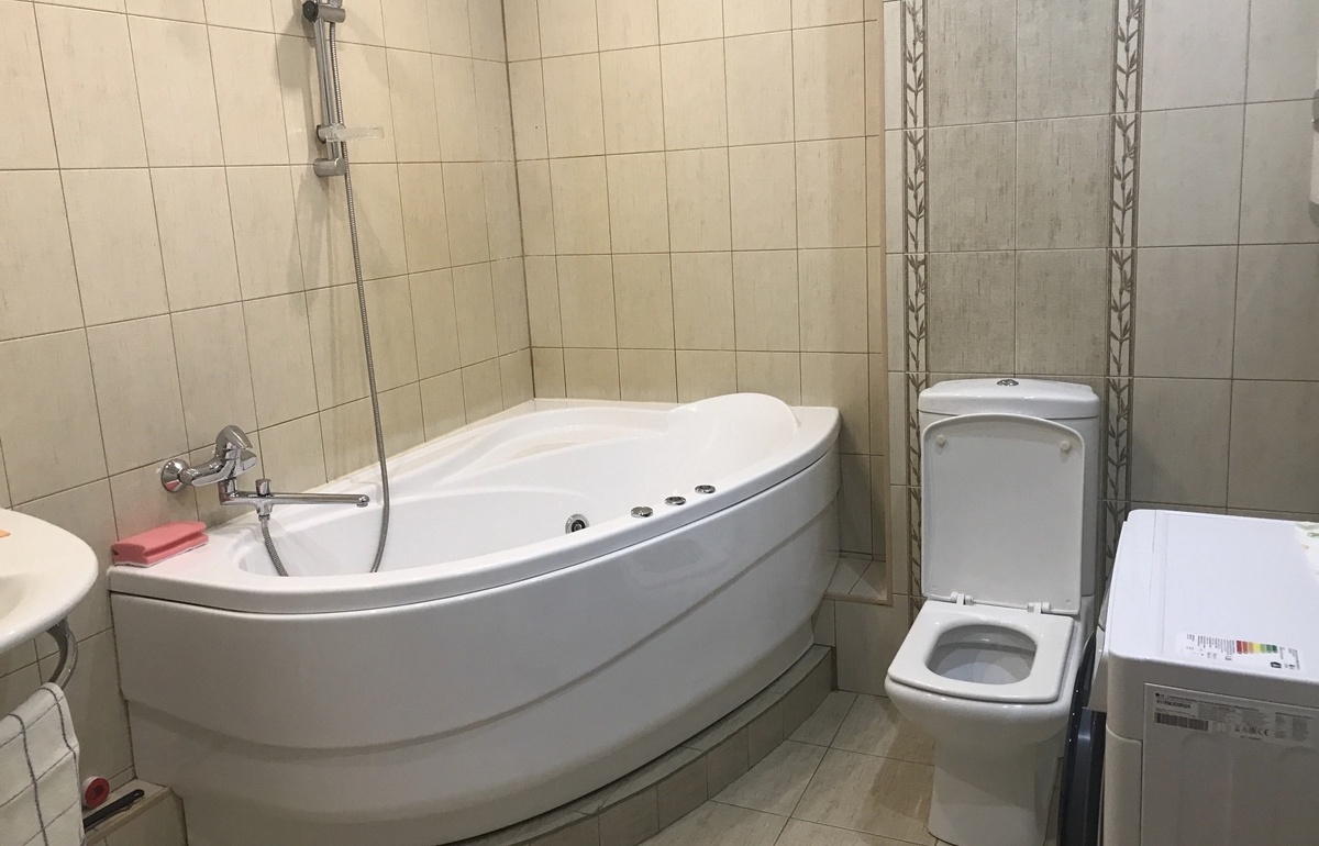 Ванная комната до ремонта — старая отделка перед неожиданной заменой стояков