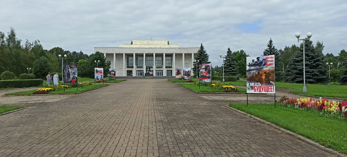 Научно-культурный центр на площади Музейщиков в пос. Пушкинские Горы