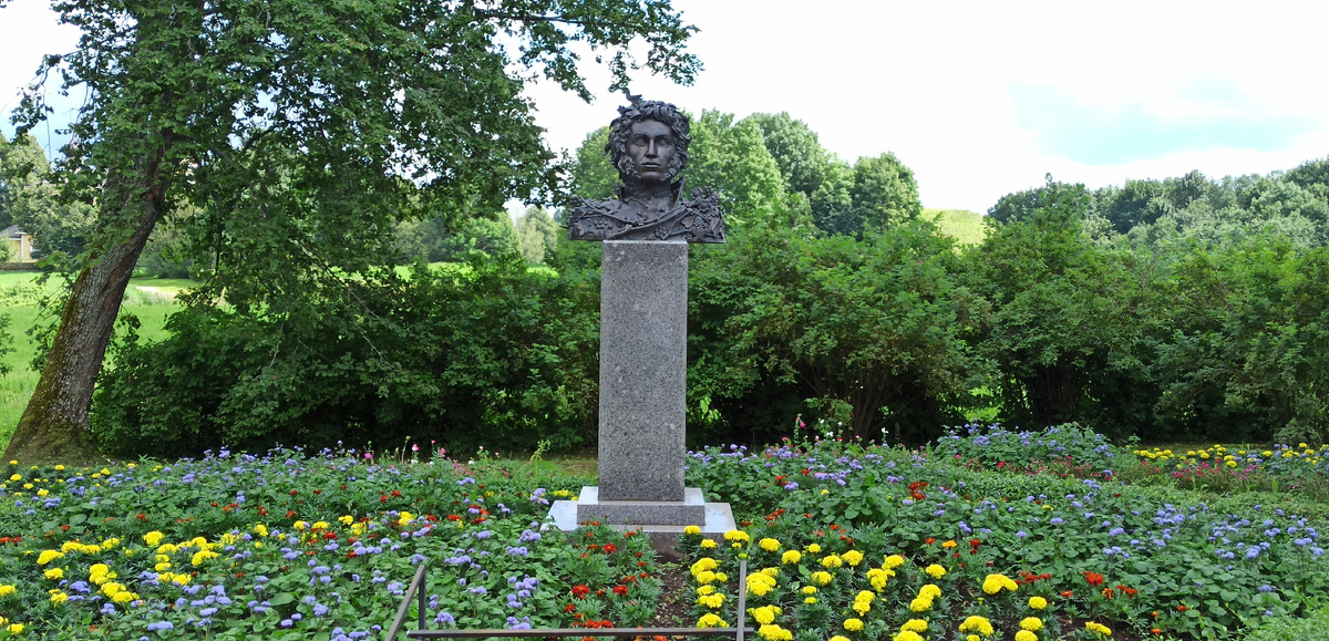 Тригорское. Памятник Пушкину перед усадебным домом установлен в ноябре 2021 года