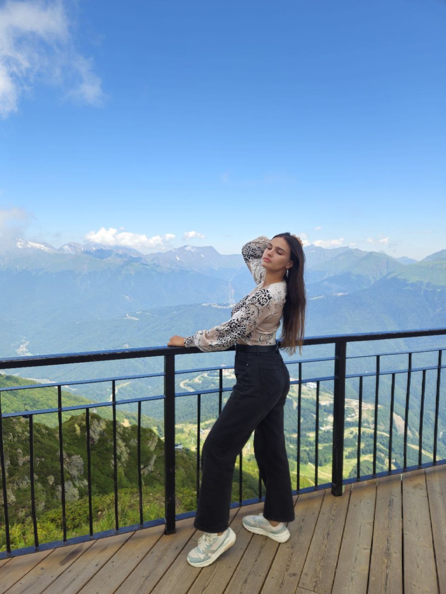 В горах прохладно даже в самый жаркий летний день, поэтому возьмите кофту 