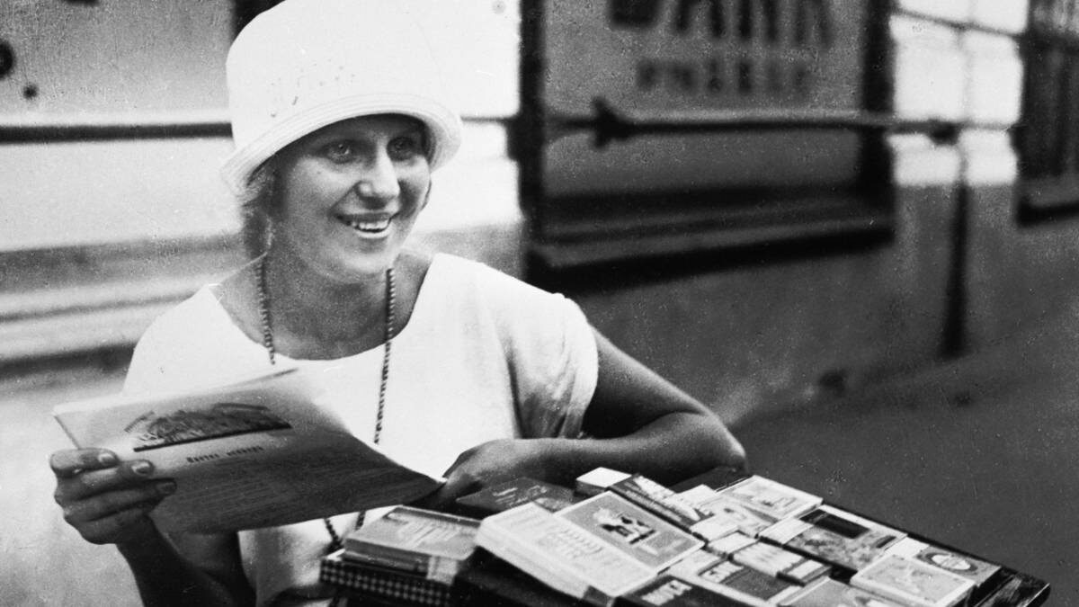    Папиросница из Моссельпрома на улицах столицы / Фото: РИА Новости