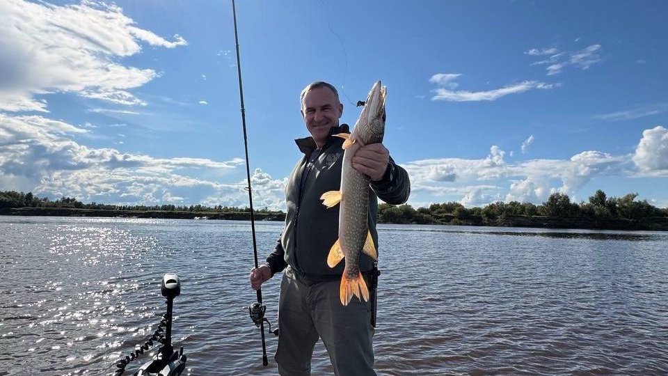    Губернатор ХМАО провёл выходной день на рыбалке, где выловил огромную щуку