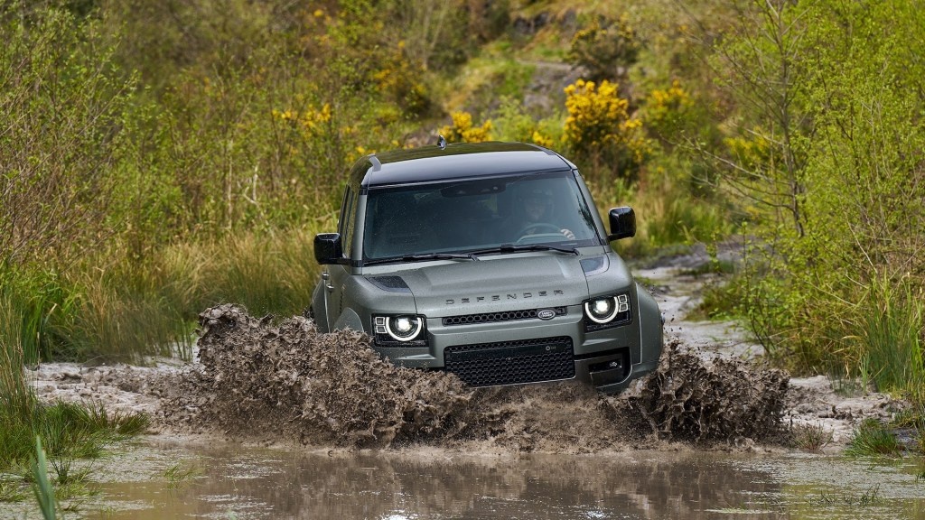 БЛАГОДАРЯ УВЕЛИЧЕННОМУ ДОРОЖНОМУ ПРОСВЕТУ OCTA МОЖЕТ ПРЕОДОЛЕВАТЬ БРОДЫ ГЛУБИНОЙ ДО 1 МЕТРА.