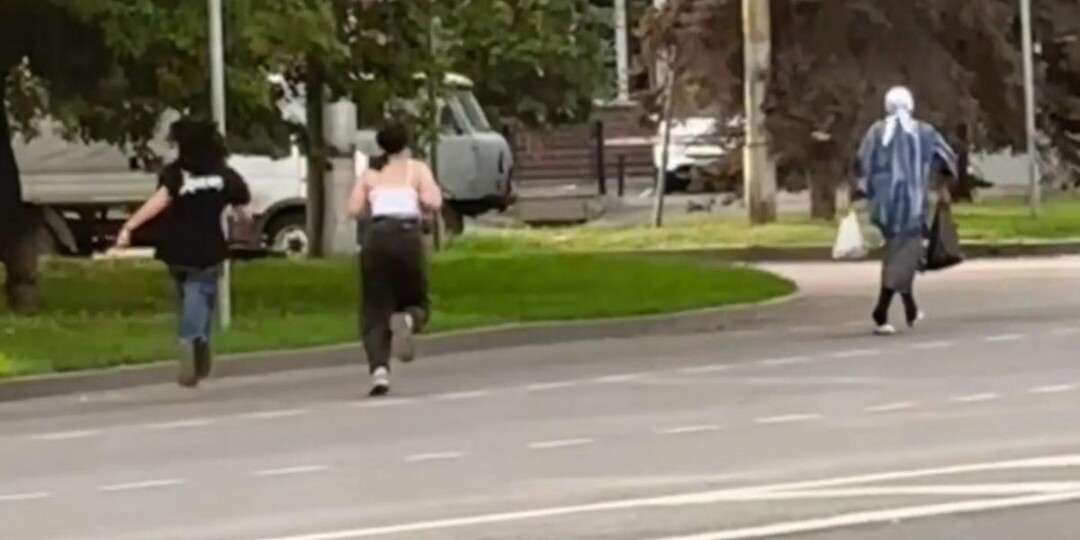 В Липецке две школьницы "троллили" старушку: пожилая женщина, пытаясь сбежать, едва не попала под машину