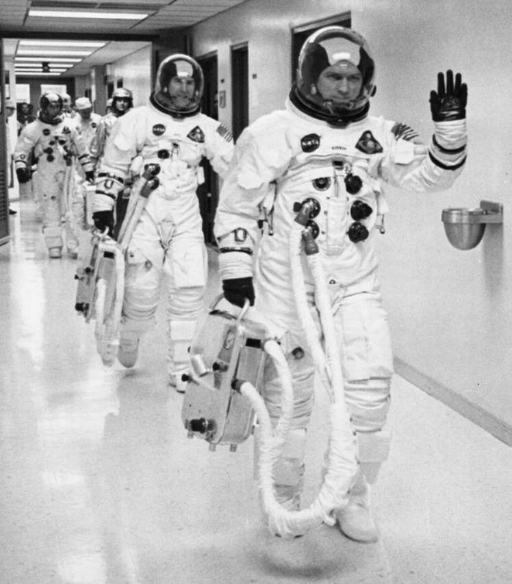 Астронавты с чемоданами