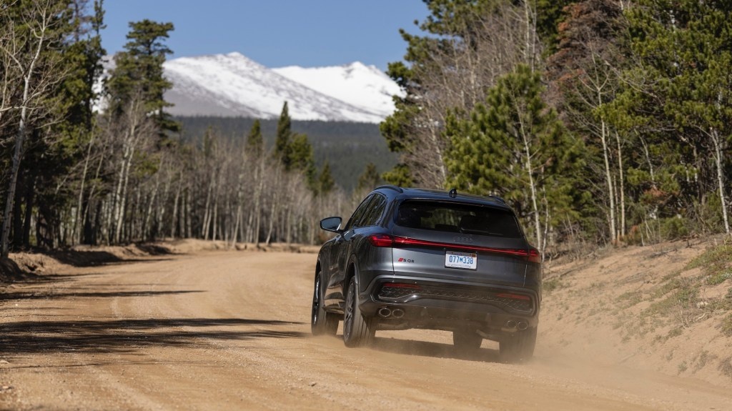 AUDI УТВЕРЖДАЕТ, ЧТО ИЗМЕНЯЕМАЯ ГЕОМЕТРИЯ ЛОПАСТЕЙ ДЕЛАЕТ МОДЕЛИ A5 И Q5 БОЛЕЕ ДИНАМИЧНЫМИ НА НИЗКИХ ОБОРОТАХ.