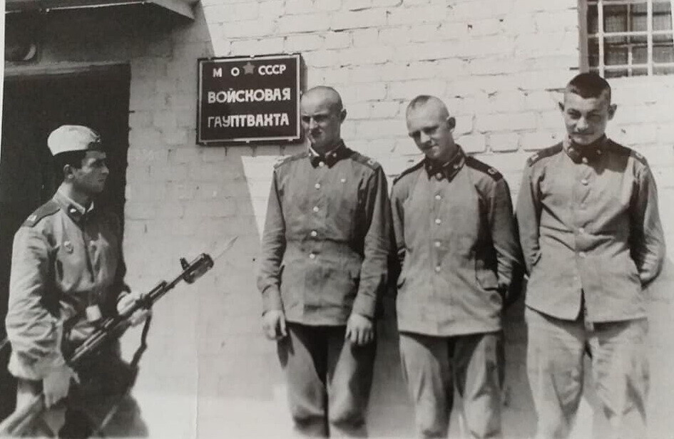 поставили к стенке...