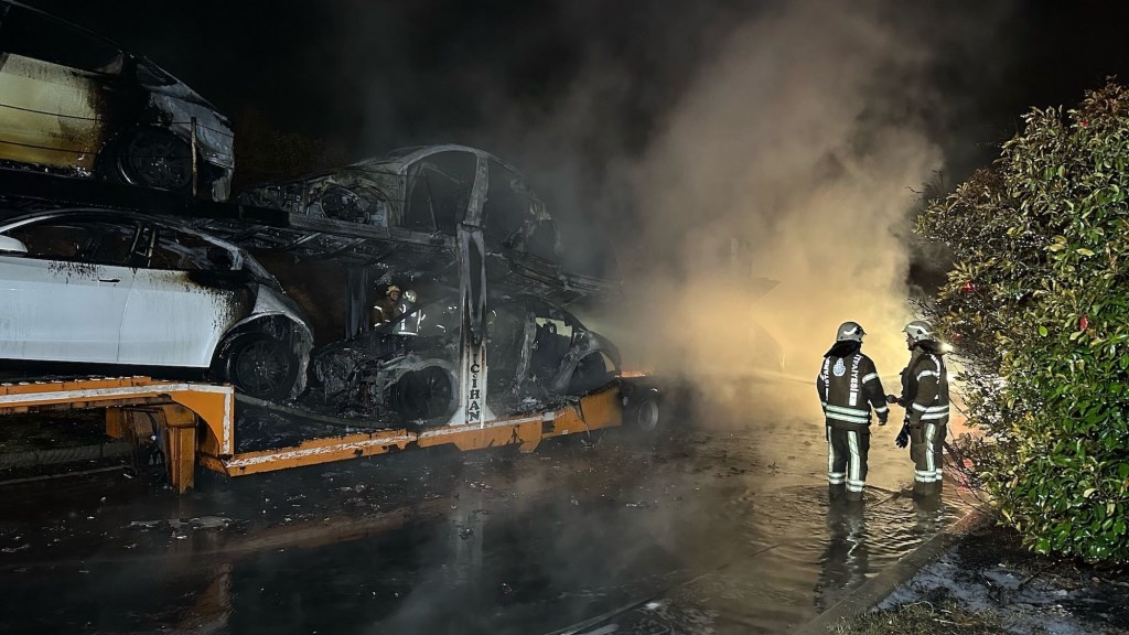 Шесть электромобилей Tesla горят на прицепе движущегося грузовика, в котором они перевозились, после того как один из них загорелся по неизвестной причине в Стамбуле, Турция, 6 октября 2023 года.