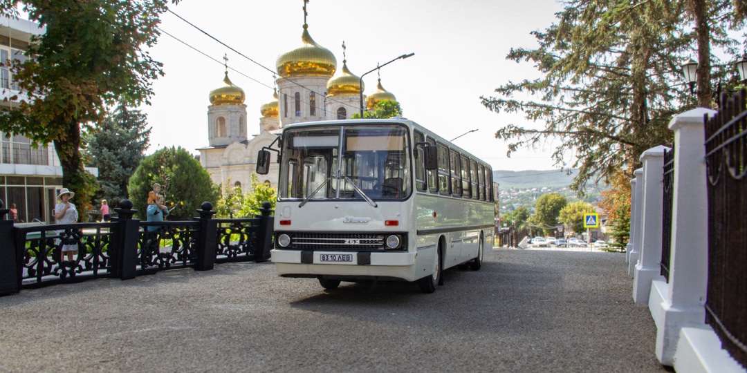 Икарус 263.00 (в белой ливрее) от Demprice . Масштаб 1:43.