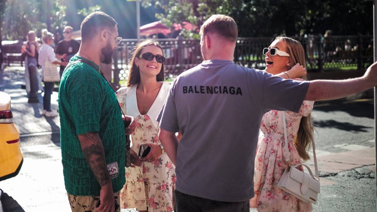    Обеспеченные молодые люди часто гуляют на Патриарших прудах / Фото: Михаил Терещенко / ТАСС