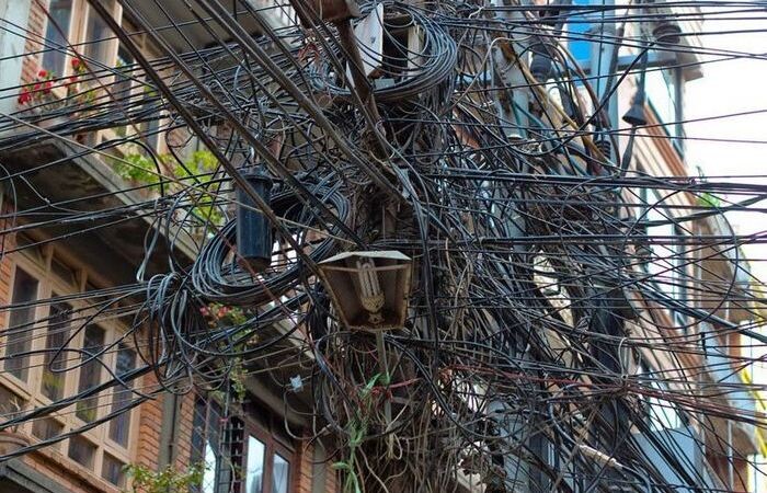 Провода повсюду.