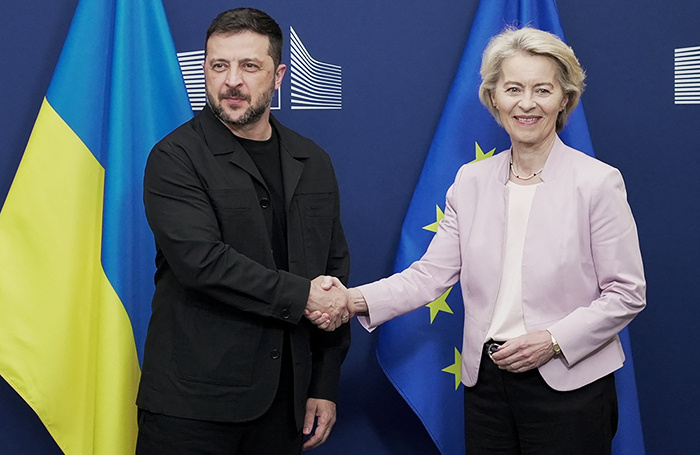    Председатель Европейской комиссии Урсула фон дер Ляйен и Владимир Зеленский.REUTERS/Bart Biesemans